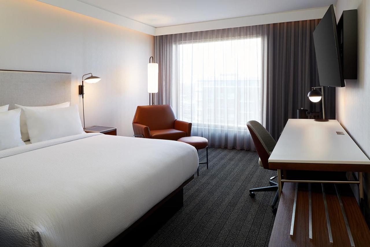 Courtyard Montreal Midtown Hotel Екстериор снимка