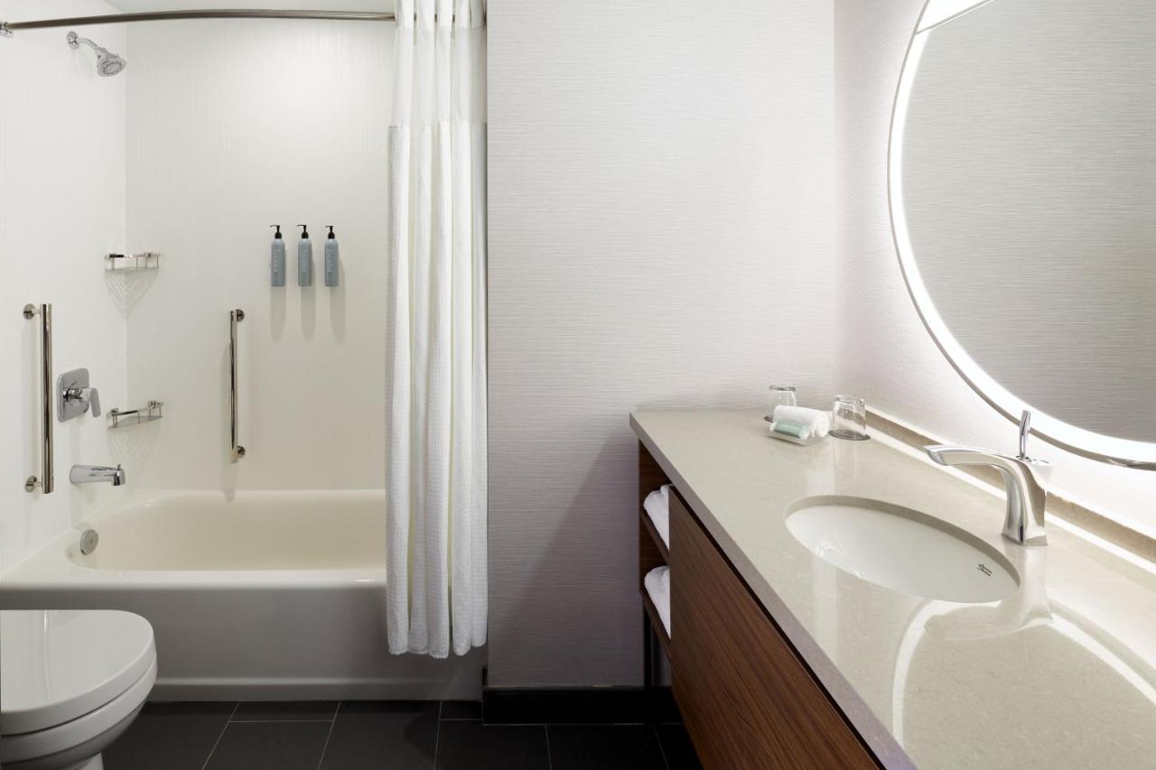 Courtyard Montreal Midtown Hotel Екстериор снимка